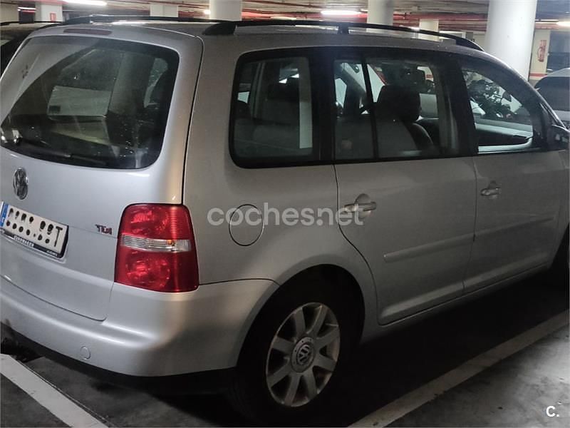 Usado VW Touran Trendline 136 CV (100 kW) 2004 Gris / plata Monovolumen