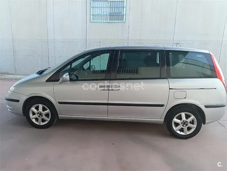Usado Fiat Ulysse Emotion 128 CV (94 kW) 2005 Gris / plata Monovolumen