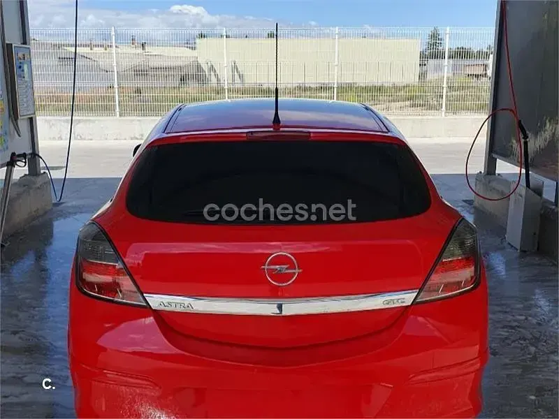 Usado Opel Astra GTC Sport 120 CV (88 kW) 2007 Rojo Berlina