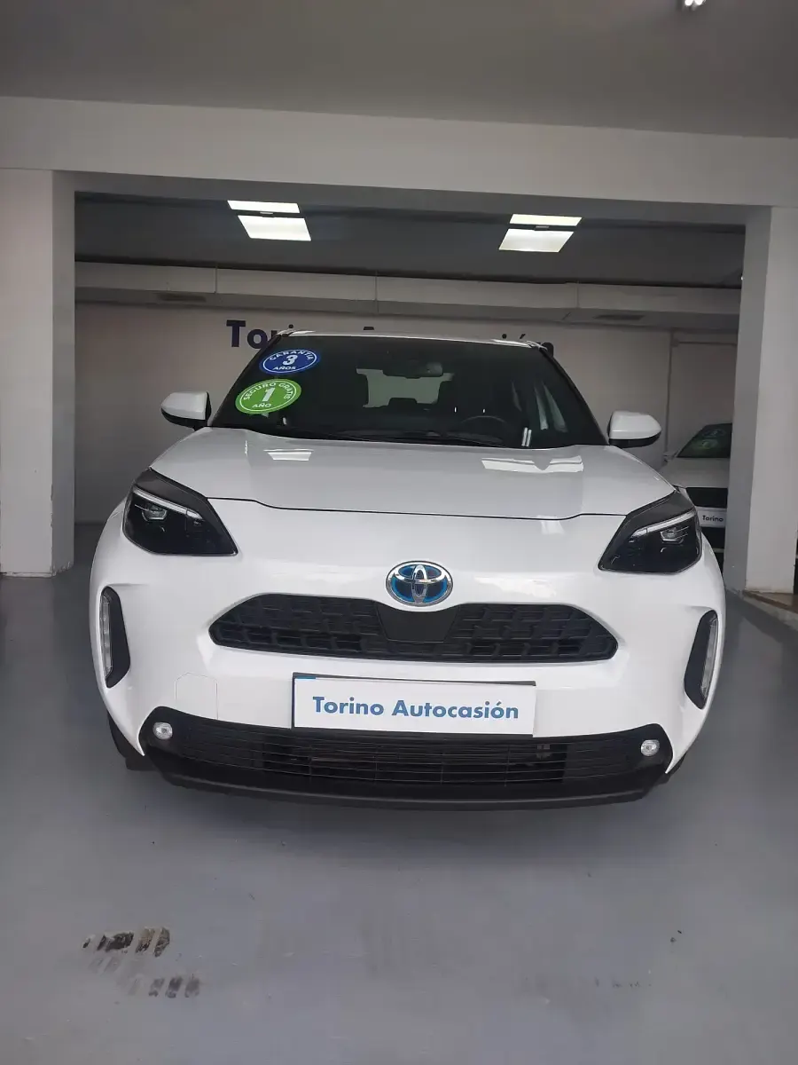 Käytetty Toyota Yaris Hybrid Connect Style 116 HP (85 kW) 2022 Valkoinen