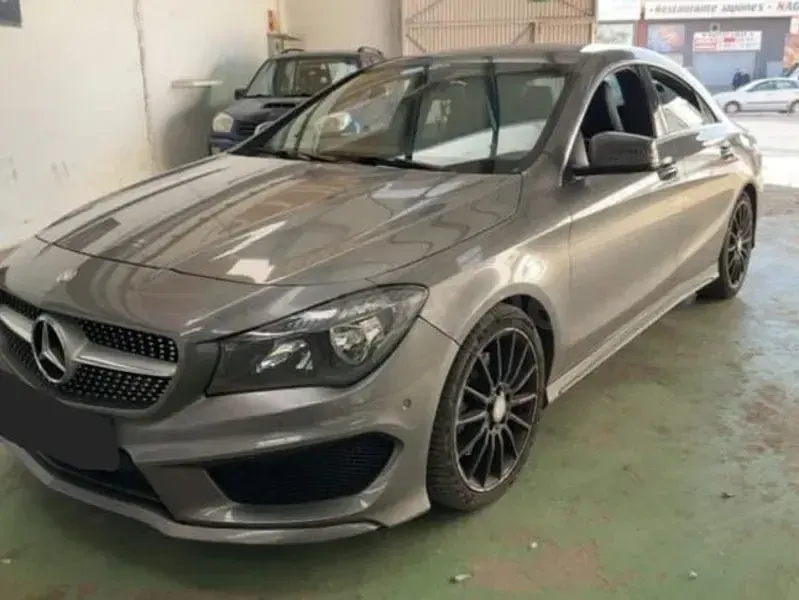 Usado Mercedes CLA220 AMG line 170 CV (125 kW) 2014 Gris / plata Berlina