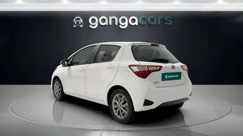 Usado Toyota Yaris Hybrid Active 99 CV (72 kW) 2019 Blanco Utilitario