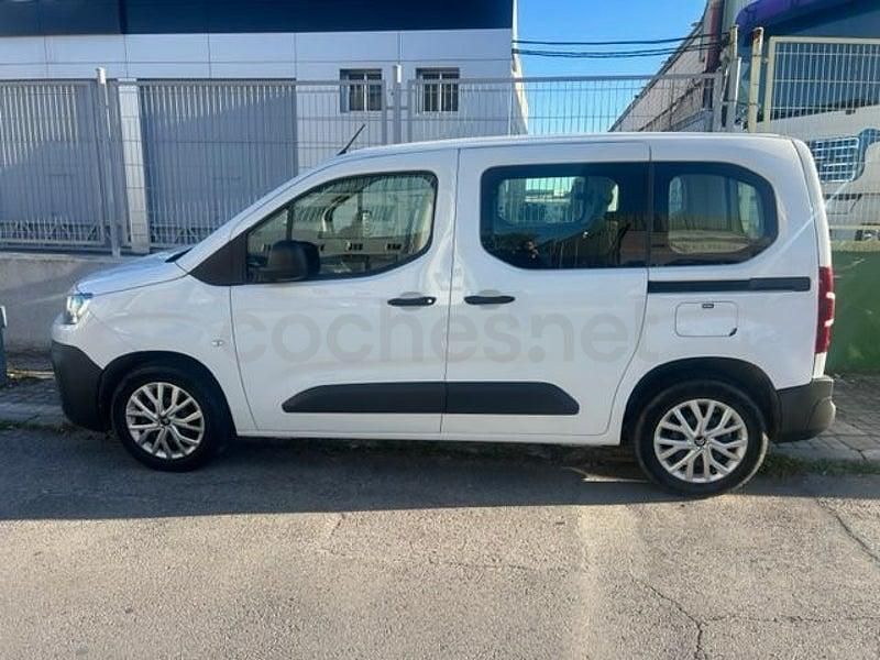 Usado Citroën Berlingo Feel 102 CV (75 kW) 2022 Blanco Monovolumen