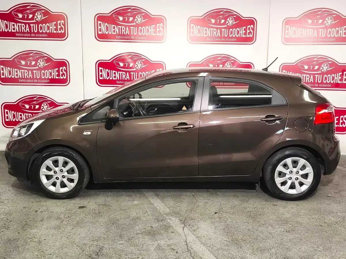 Usado Kia Rio 86 HP (63 kW) 2014 Castanho Citadino