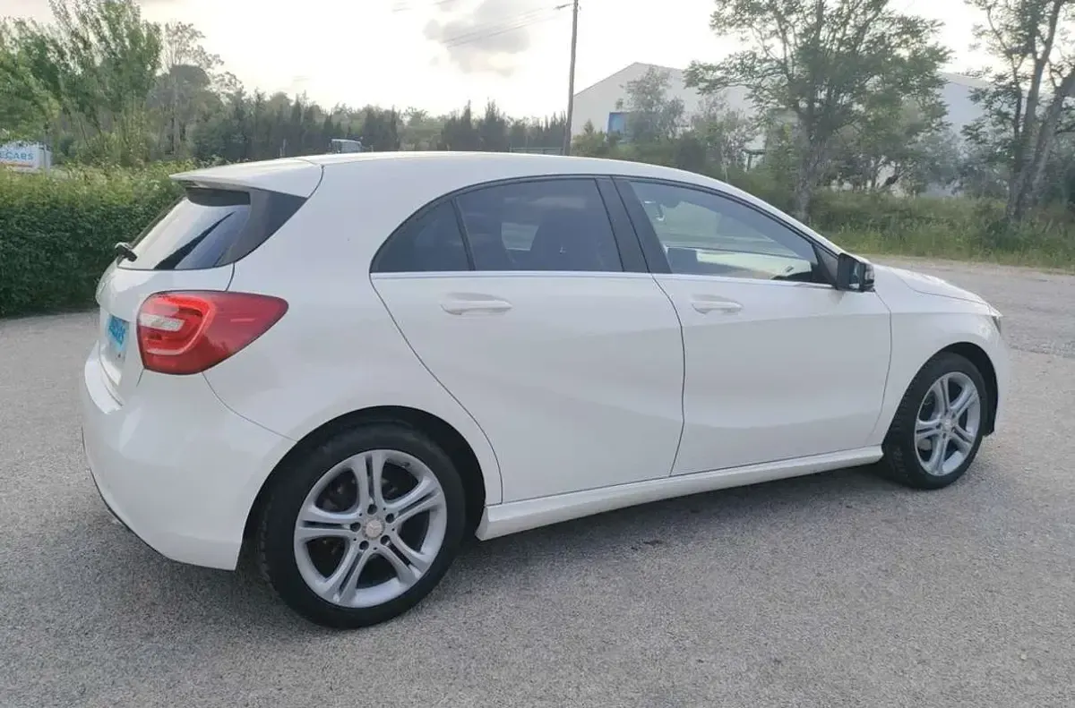 Usado Mercedes A180 Style 109 CV (80 kW) 2014 Blanco Utilitario