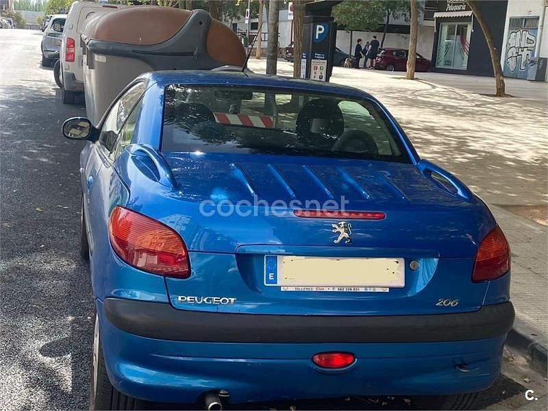 Usado Peugeot 206 110 CV (80 kW) 2002 Azul Descapotable