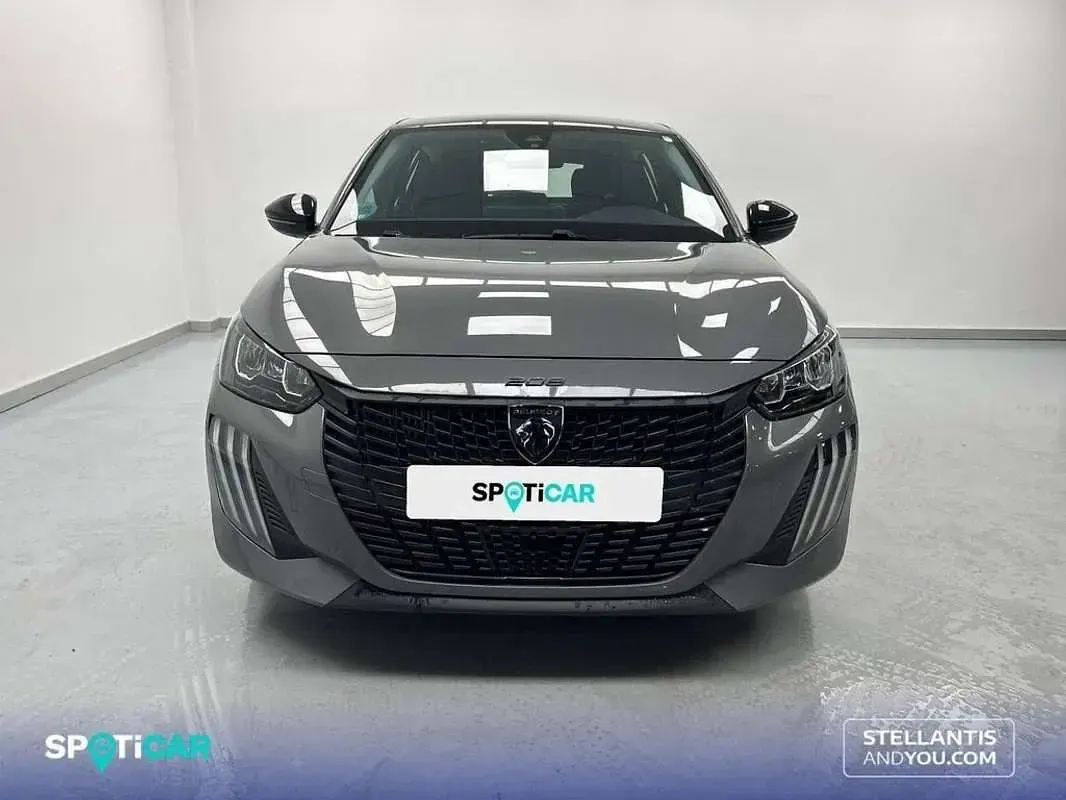 Usado Peugeot 208 Allure 101 CV (74 kW) 2025 Gris Utilitario