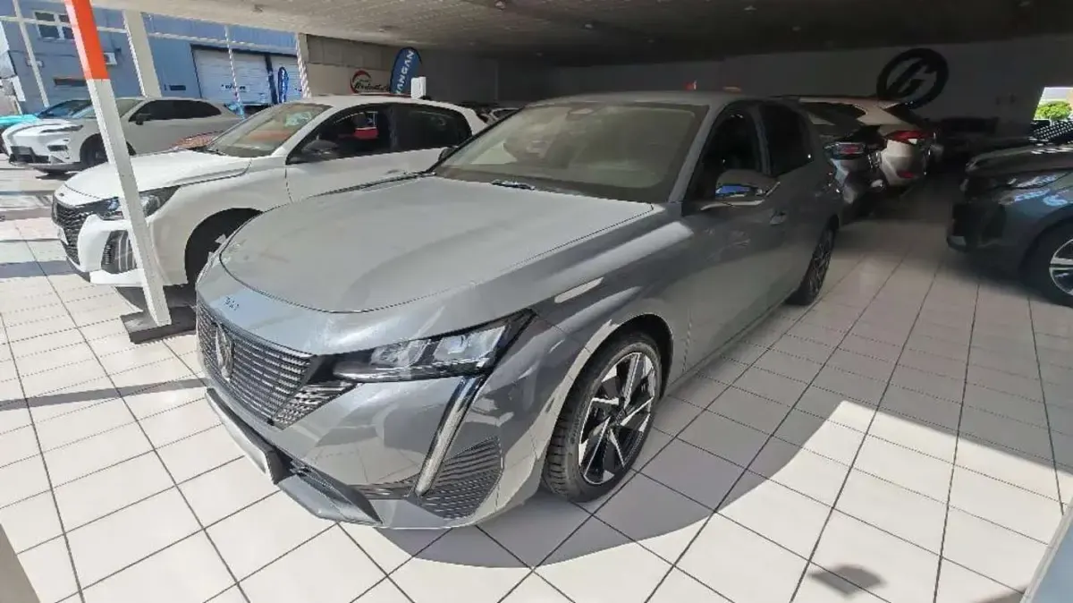Usado Peugeot 308 Allure 131 CV (96 kW) 2024 Gris Berlina