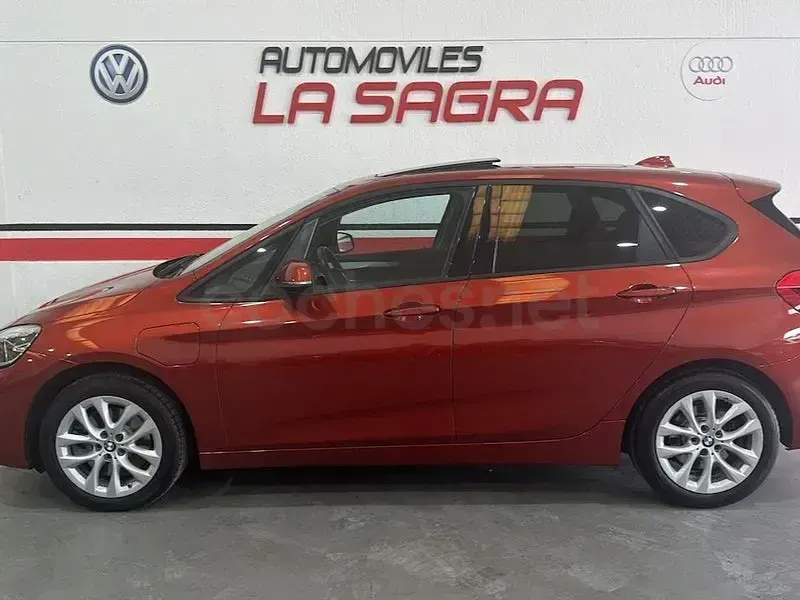 Usado BMW 225 Active Tourer iPerformance 245 CV (180 kW) 2022 Rojo Monovolumen