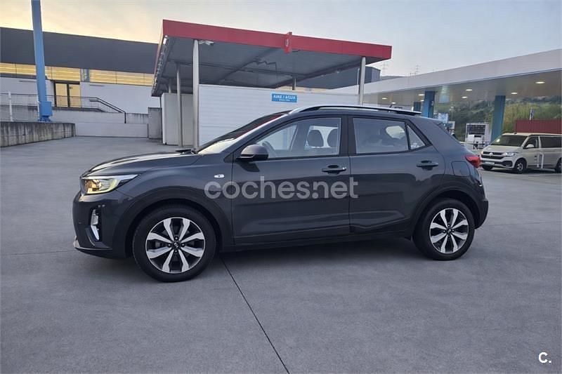 Usado Kia Stonic 100 CV (73 kW) 2021 Gris / plata SUV