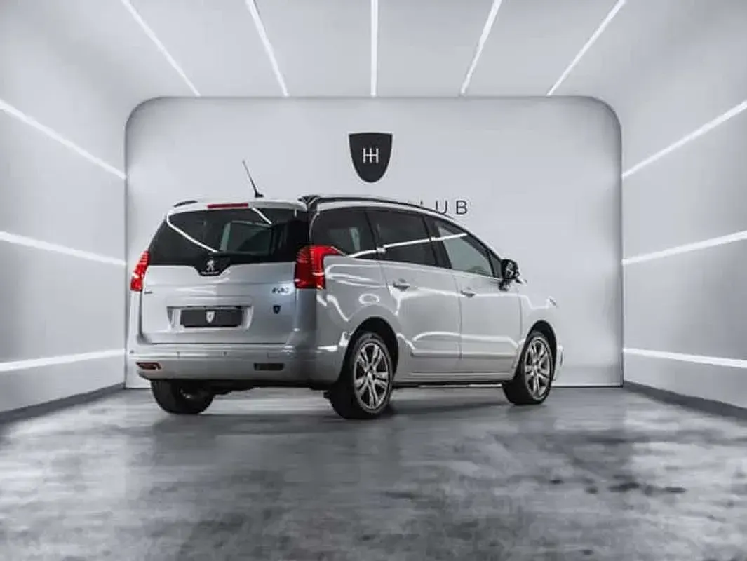 Usado Peugeot 5008 Allure 120 CV (88 kW) 2015 Blanco Monovolumen