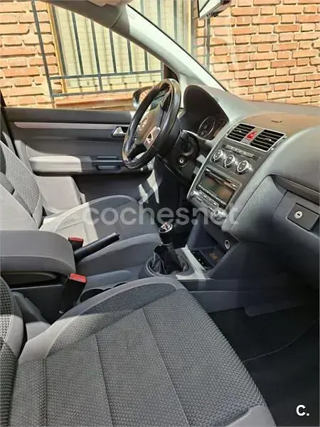 Usado VW Touran Sport 140 CV (102 kW) 2013 Negro Monovolumen