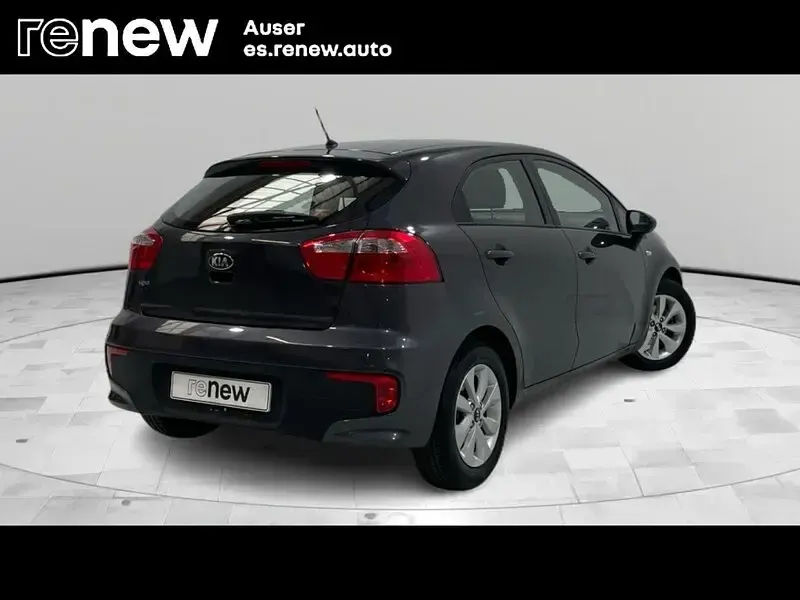 Usado Kia Rio 84 CV (61 kW) 2017 Gris Berlina