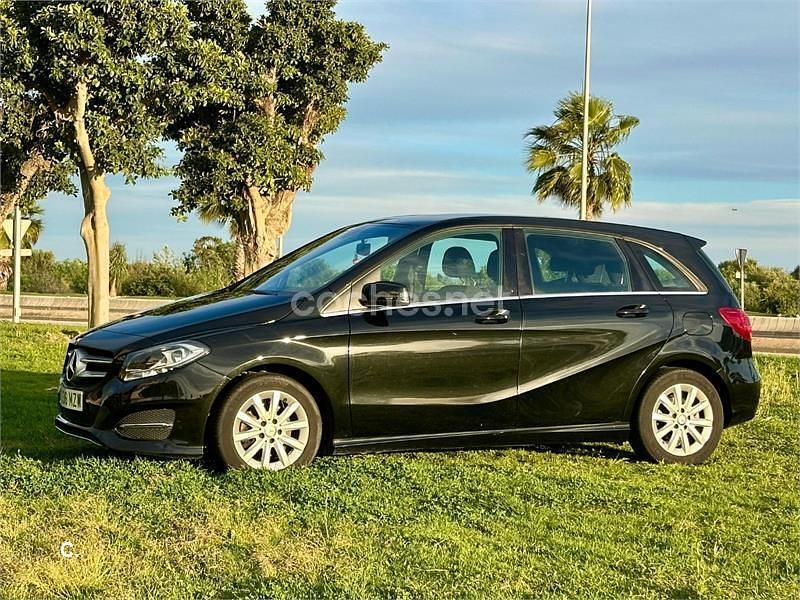 Usado Mercedes B180 Urban 122 CV (89 kW) 2017 Negro Monovolumen