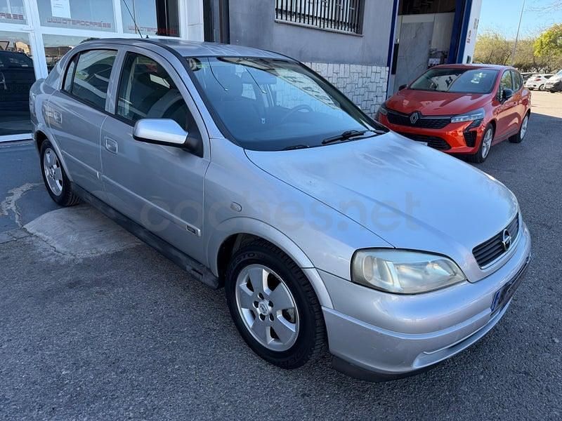 Usado Opel Astra Edition 100 CV (73 kW) 2003 Gris / plata Berlina
