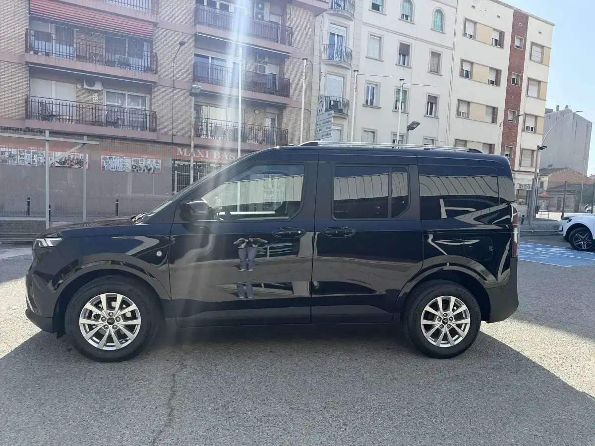 Nuevo Ford Tourneo Courier Active 125 CV (91 kW) 2026 Rojo Monovolumen