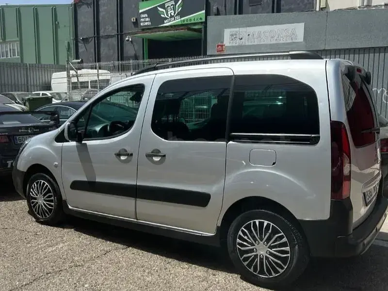 Usado Peugeot Partner Tepee Style 120 CV (88 kW) 2016 Gris / plata Monovolumen
