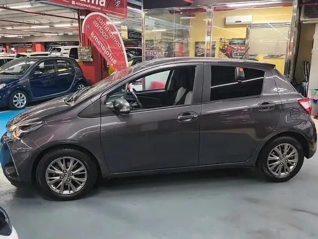 Usado Toyota Yaris Active 69 CV (50 kW) 2018 Gris Utilitario