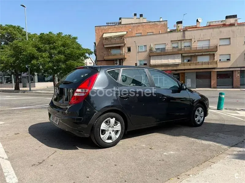 Usado Hyundai i30 Comfort 109 CV (80 kW) 2010 Negro Berlina