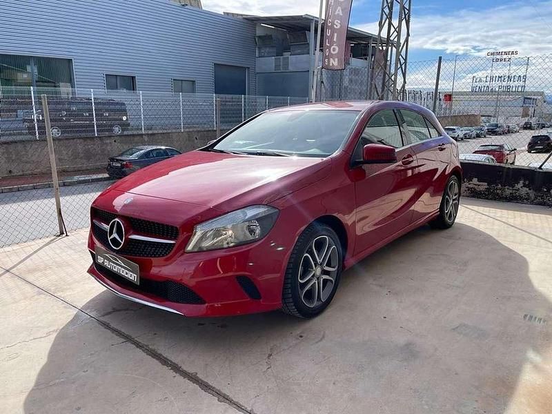 Usado Mercedes A180 109 CV (80 kW) 2017 Rojo Utilitario