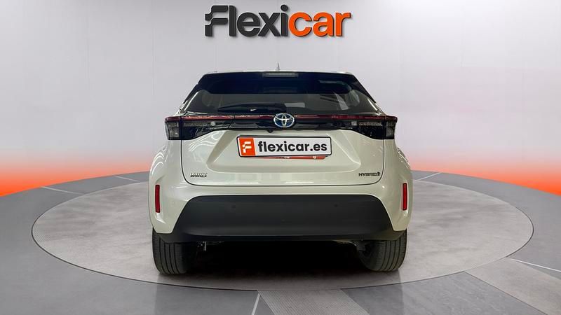 Usado Toyota Yaris Hybrid Active 116 CV (85 kW) 2022 Blanco