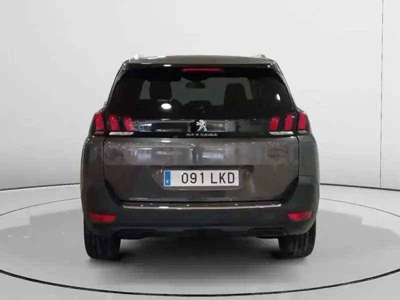 Usado Peugeot 5008 Allure 130 CV (95 kW) 2020 Gris / plata SUV