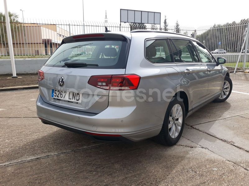 Usado VW Passat 150 CV (110 kW) 2021 Gris / plata Familiar