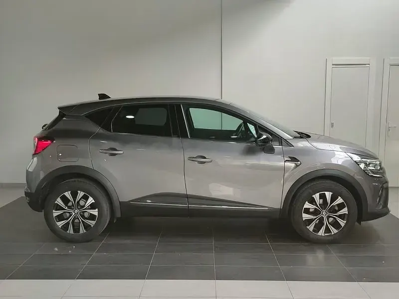 Usado Renault Captur Techno 90 CV (66 kW) 2024 Gris / plata SUV