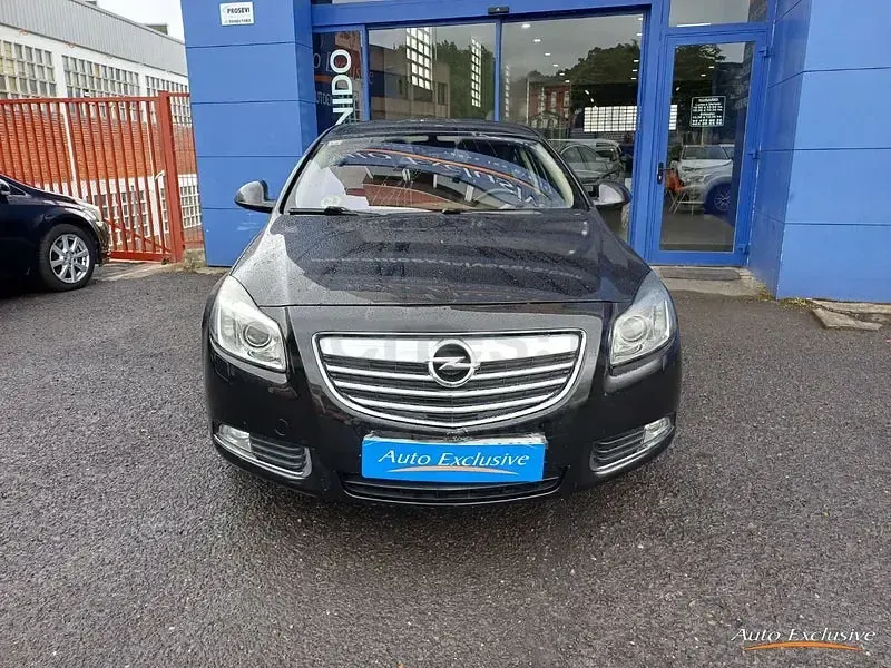 Usado Opel Insignia Cosmo 160 CV (117 kW) 2010 Negro Berlina