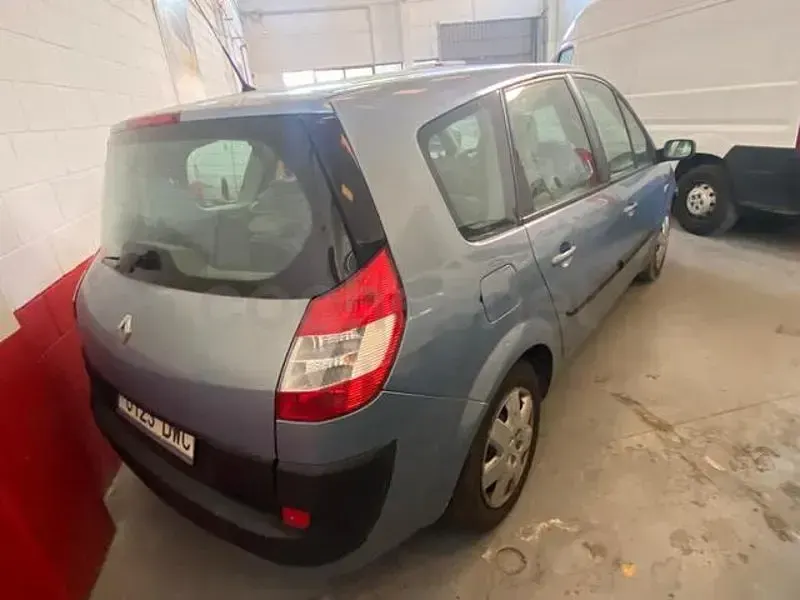 Usado Renault Grand Scénic II Dynamique 110 CV (80 kW) 2006 Azul Monovolumen