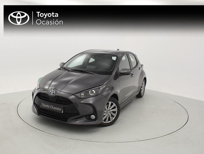 Gris Usado 2022 Toyota Yaris Hybrid Active Berlina | 20.570 € (Precio justo) - Imagen 1/4