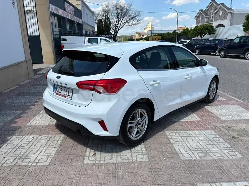 Używany Ford Focus Active 120 KM (88 kW) 2021 Biały Sedan/Limuzyna