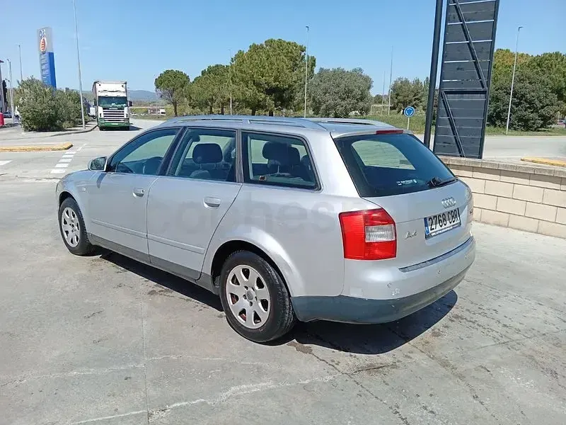Usado Audi A4 130 CV (95 kW) 2003 Gris / plata Familiar