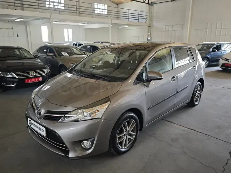 Usado Toyota Verso Advance 147 CV (108 kW) 2015 Gris / plata Monovolumen