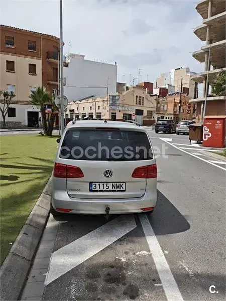 Usado VW Touran Advance 105 CV (77 kW) 2011 Gris / plata Monovolumen