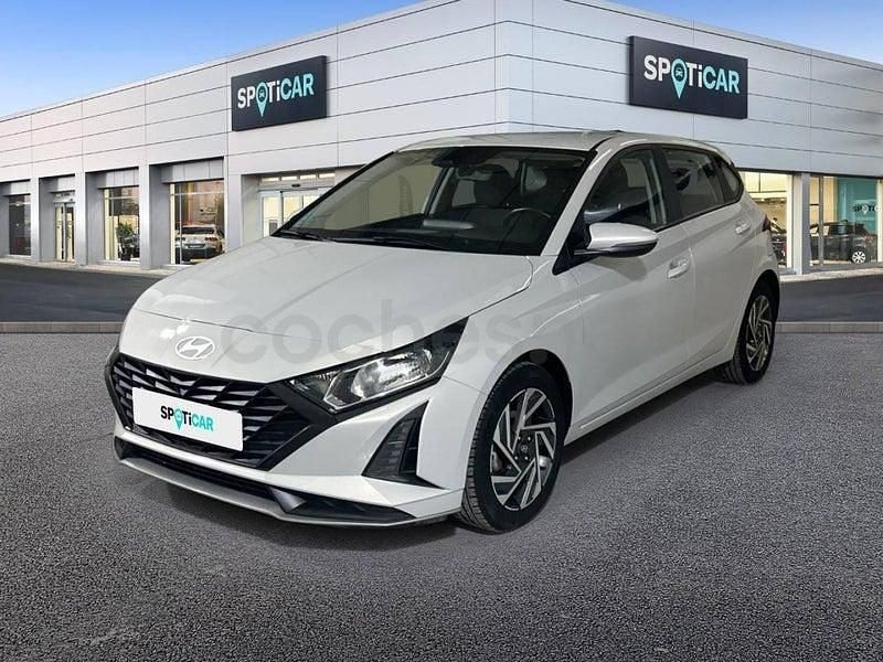 Gris / plata Usado 2023 Hyundai i20 Berlina | 14.695 € (Precio justo) - Imagen 1/4