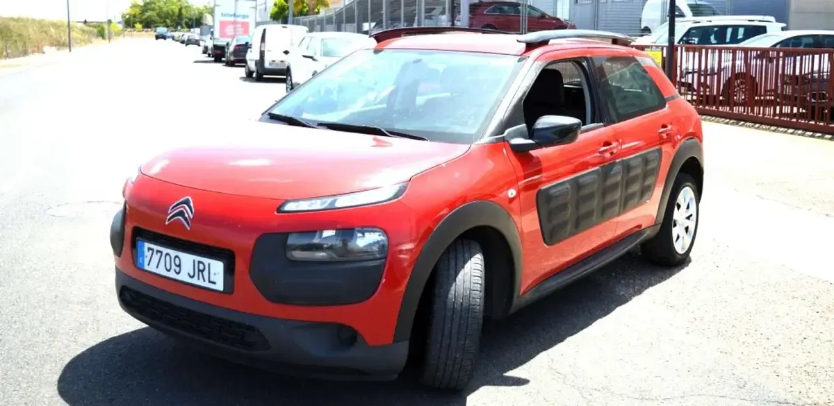 Käytetty Citroën C4 Cactus Feel 82 HP (60 kW) 2016 Punainen Viistoperä
