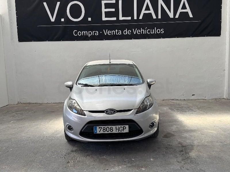 Usado Ford Fiesta Trend 70 CV (51 kW) 2011 Gris / plata Utilitario