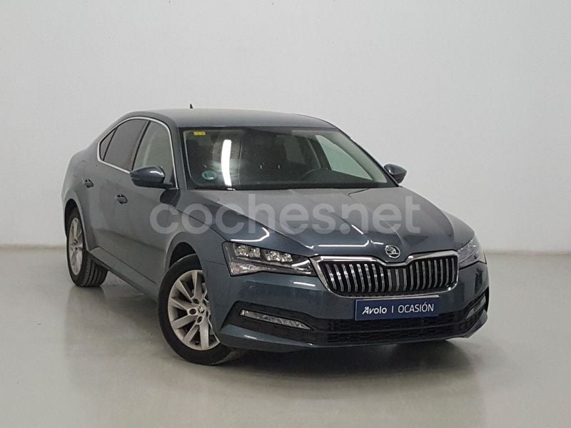 Gris / plata Usado 2020 Skoda Superb Ambition Berlina | 21.900 € (Precio justo) - Imagen 1/4