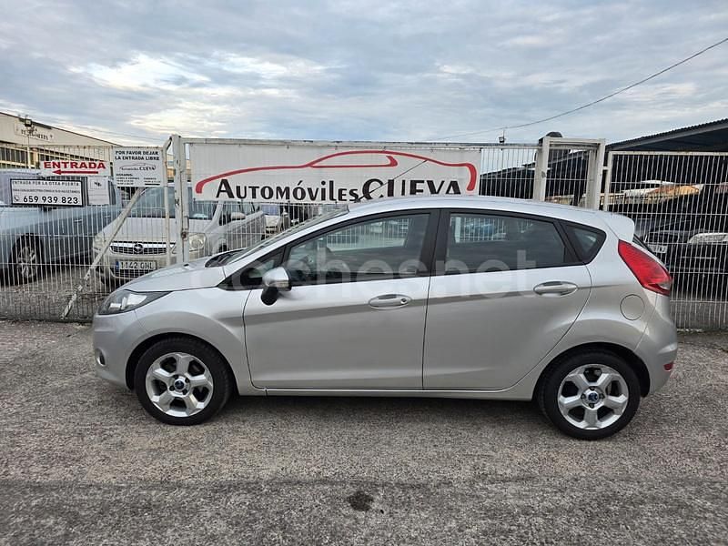 Usado Ford Fiesta 95 CV (69 kW) 2011 Gris / plata Berlina