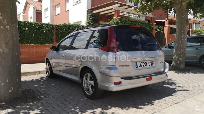 Usado Peugeot 206 90 CV (66 kW) 2004 Gris / plata Familiar