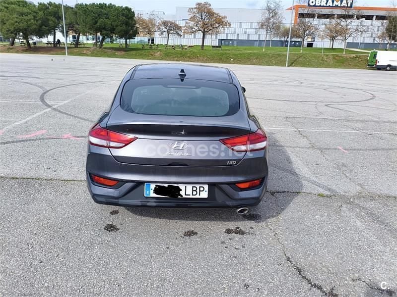 Usado Hyundai i30 120 CV (88 kW) 2019 Gris / plata Berlina
