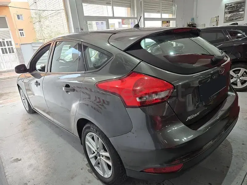 Usado Ford Focus 125 CV (91 kW) 2015 Gris / plata Berlina