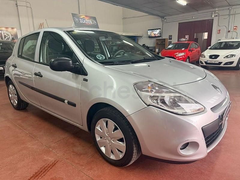 Usado Renault Clio IV 75 CV (55 kW) 2012 Gris / plata Berlina