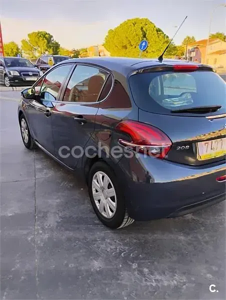 Usado Peugeot 208 Access 68 CV (50 kW) 2017 Violeta / lila Utilitario