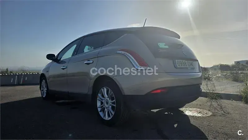 Usado Lancia Delta 120 CV (88 kW) 2010 Beige Utilitario