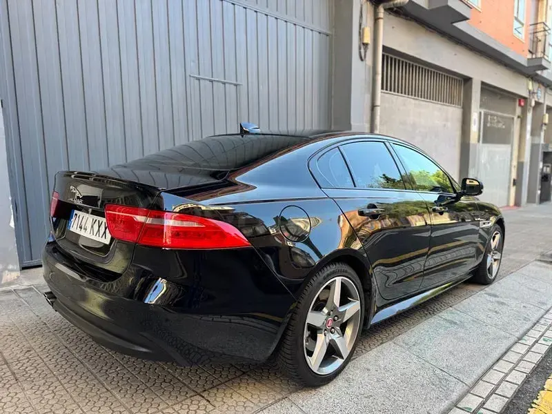 Usado Jaguar XE R-Sport 180 CV (132 kW) 2019 Negro Berlina