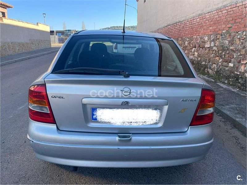 Usado Opel Astra Elegance 100 CV (73 kW) 1998 Gris / plata Berlina