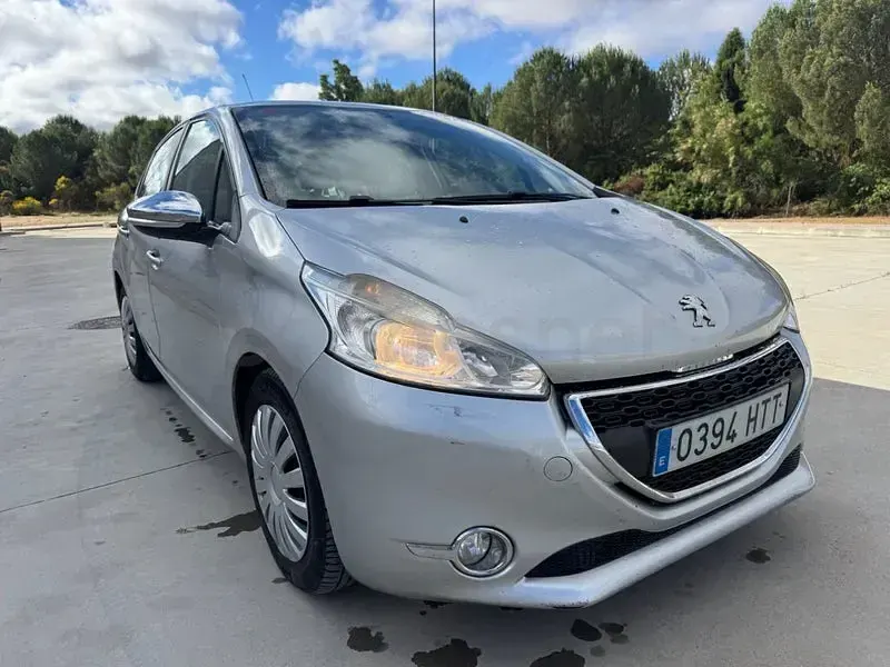Usado Peugeot 208 Active 92 CV (67 kW) 2014 Gris / plata Utilitario