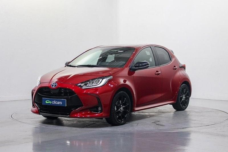 Usado Toyota Yaris Hybrid Style 116 CV (85 kW) 2022 Rojo Berlina